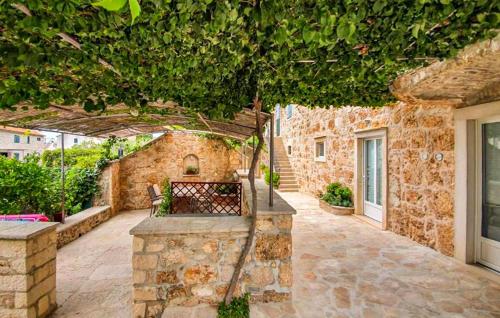 Cozy Apartment In Bol With Wifi