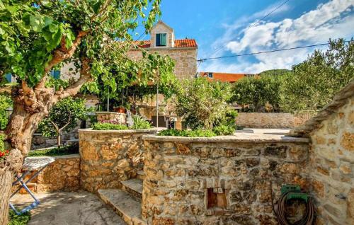 Cozy Apartment In Bol With Wifi