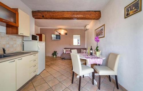 Cozy Apartment In Bol With Wifi