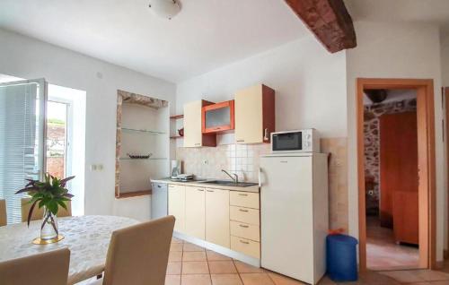 Cozy Apartment In Bol With Wifi
