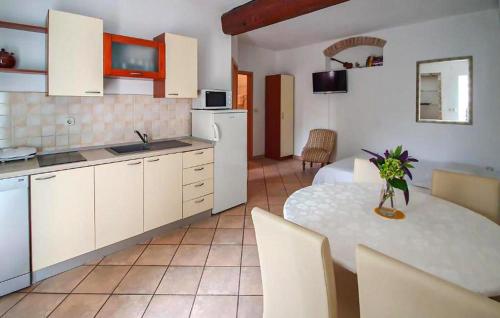 Cozy Apartment In Bol With Wifi