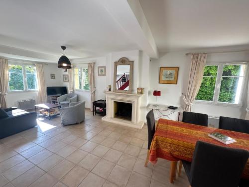 Grande Villa avec Jardin, Proche Plage et Centre de Villers-sur-Mer - FR-1-487-310