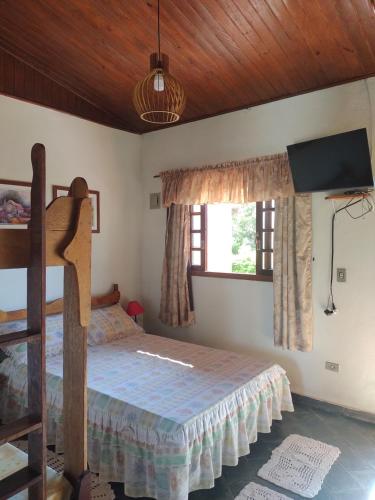 a bedroom with a bunk bed and a window at Pousada Recanto Águas Vivas com Piscina Aquecida e Lazer Completo próximo a Sorocaba in Turvo dos Góis