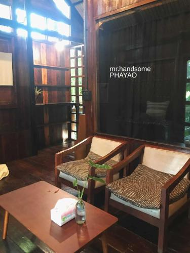 a room with two chairs and a table and a tv at mr handsome phayao in Ban Mae Ka Hua Thung