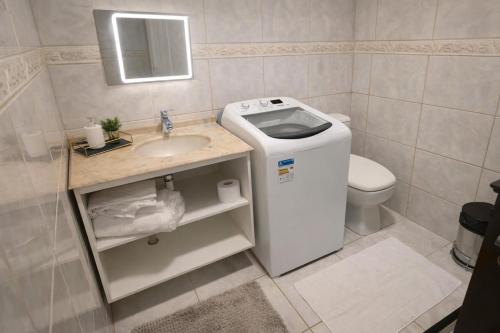 a small bathroom with a toilet and a sink at Flat Completo - Cozinha - Lavadora - Climatizado in Erval dʼOeste