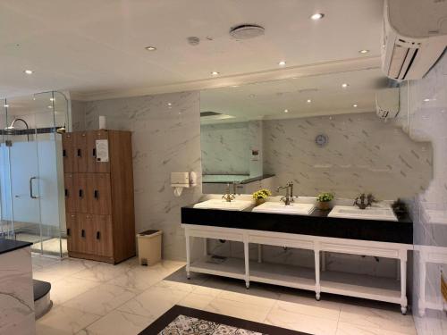 a bathroom with two sinks and a large mirror at Seven Seas Code di Azur in Na Jomtien