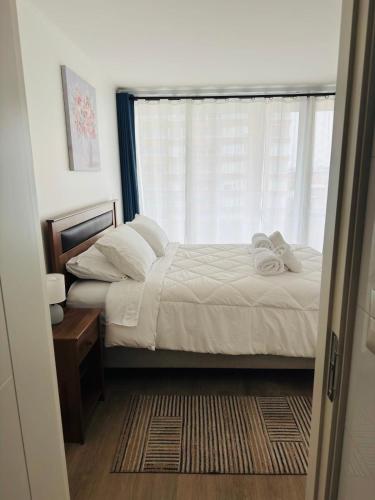 a bedroom with a bed and a window at Departamento Temuco Centro in Temuco