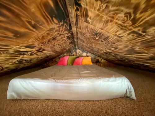 a room with a bed in a tent at Blue Moose Cabin at Moose Tracks Lodging in Kenai
