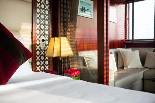 Ένα ή περισσότερα κρεβάτια σε δωμάτιο στο Halong Paloma Cruise