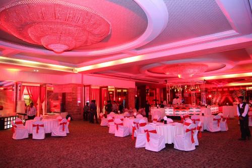 Ein Restaurant oder anderes Speiselokal in der Unterkunft Hotel Centre Point 
