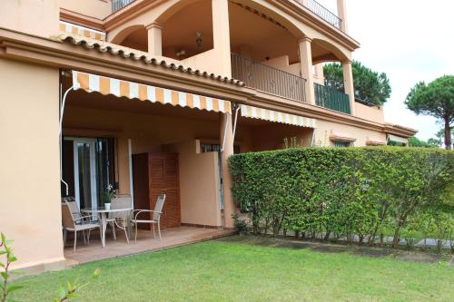 a house with a balcony and a table and chairs at Apartamento Vespasiano in Chiclana de la Frontera