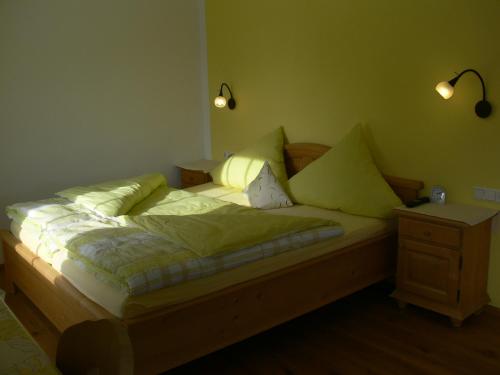 Una cama o camas en una habitación de Gasthof Engel