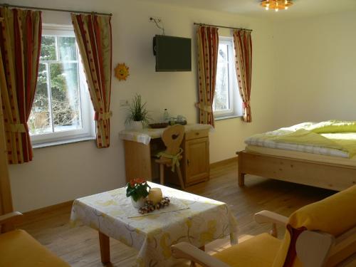 sypialnia z łóżkiem, biurkiem i stołem w obiekcie Gasthof Engel w mieście Bad Wurzach