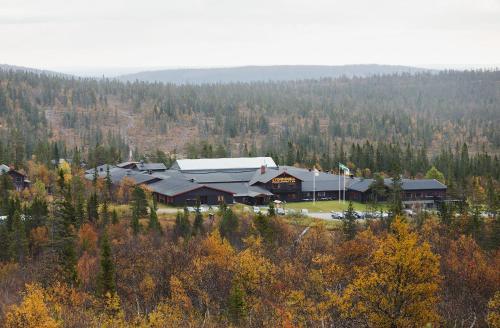 a large building in the middle of a forest at Storhogna Högfjällshotell & Spa in Storhågna