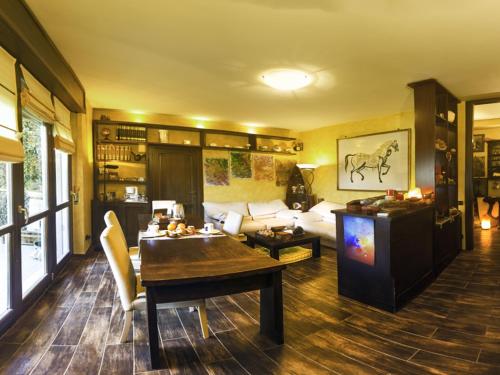 un soggiorno con tavolo e divano di Bed & Breakfast A San Siro 75 a Milano