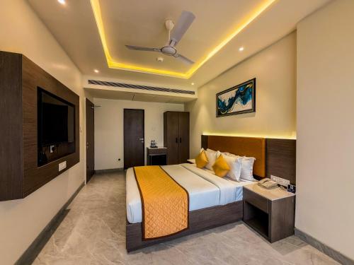 a hotel room with a bed and a tv at ZiP By Spree Hotels Pandharpur in Pandharpur