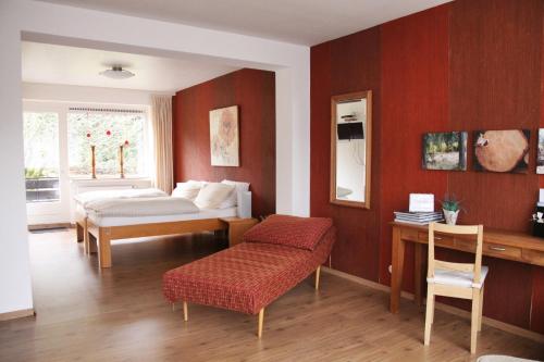 1 dormitorio con 1 cama, 1 mesa y 1 silla en Orchidee Altenau, en Altenau