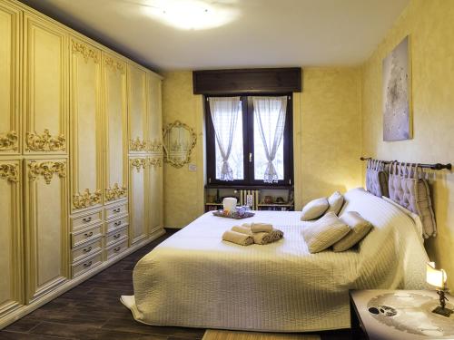 sypialnia z dużym łóżkiem i oknem w obiekcie Bed & Breakfast A San Siro 75 w Mediolanie
