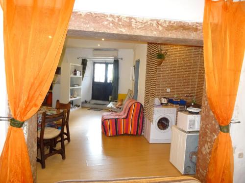 een woonkamer met een wasmachine en droger bij Vovo House in Lissabon