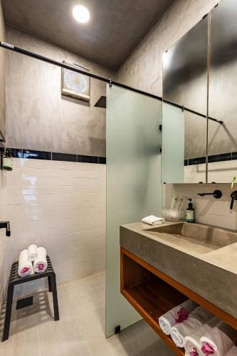 a bathroom with a sink and a shower at Ruhigen Homestay Phan Rang in Thôn Ðông Giang