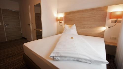 
Ein Bett oder Betten in einem Zimmer der Unterkunft Hotel-Restaurant Krüger
