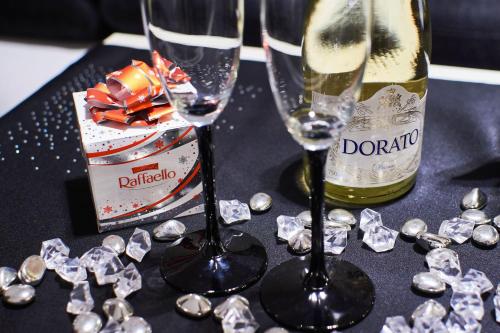 two glasses of wine and crystals on a table at Apartament Perła Pienin in Dębno