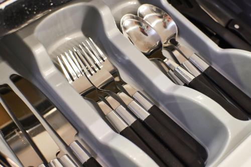 a group of forks and spoons in a sink at Apartament Perła Pienin in Dębno
