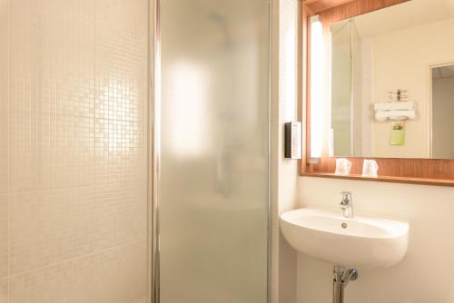 a bathroom with a sink and a shower at Campanile Toulouse Purpan in Toulouse
