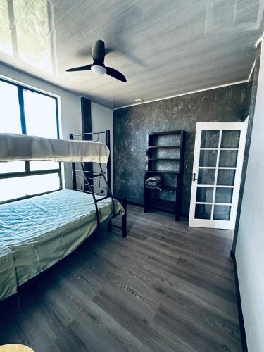a bedroom with a bunk bed and a ceiling fan at Casa Campamento in La Cueva