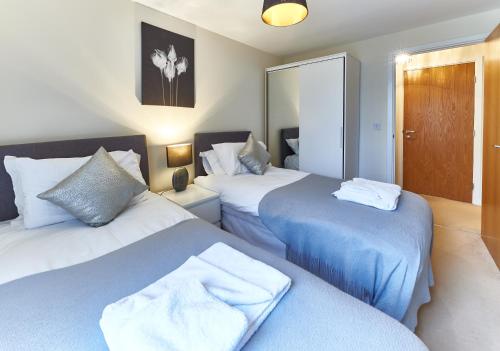 Postel nebo postele na pokoji v ubytování ShortstayMK Vizion apartments, with free superfast wi-fi, parking