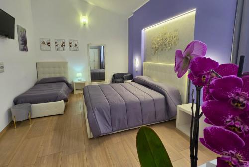 a bedroom with two beds and a flower at La Suite Di Segesta in Calatafimi