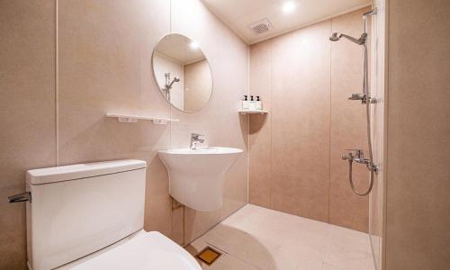 ein Badezimmer mit Toilette, Dusche und Waschbecken in der Unterkunft 신촌 어반슬로우 in Seoul