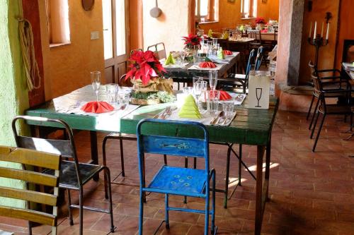 a long table with chairs and a green table at Oasi Galbusera Bianca in Rovagnate