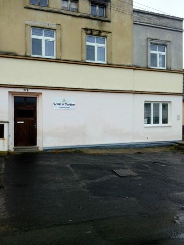 ウースチー・ナド・ラベムにあるŠenk u Švejkaの側面にドアがある白い建物
