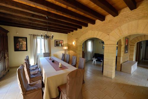une grande salle à manger avec une table et des chaises dans l'établissement Le MOULINOT, à Prats-de-Carlux