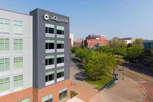 an apartment building with a sign on the side of it at La Quinta Inn & Suites by Wyndham Chattanooga Downtown/South in Chattanooga