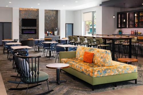 a lobby with a couch and tables and a bar at La Quinta Inn & Suites by Wyndham Chattanooga Downtown/South in Chattanooga