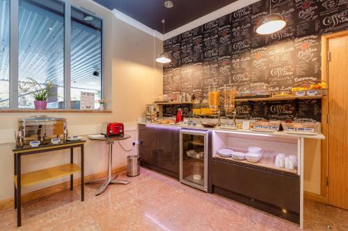 Kuchyň nebo kuchyňský kout v ubytování Eurotraveller Hotel - Premier - Harrow