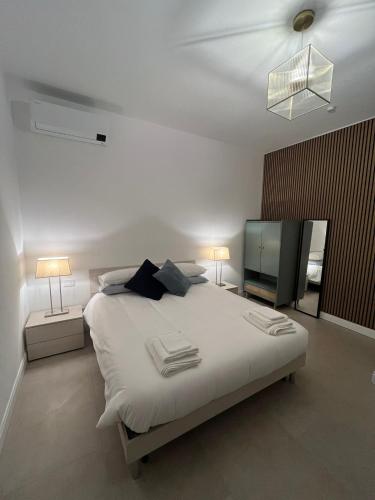a bedroom with a bed with two lamps and a television at El Nido Suite in Tornavento