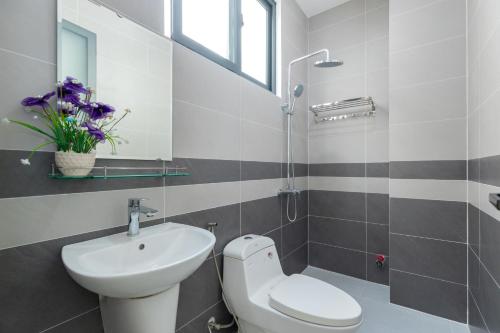 a bathroom with a white toilet and a sink at Villa 5 Lạc Long Quân - Bãi Sau in Vung Tau