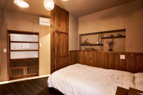 a bedroom with a large bed and a mirror at 満竹華庵 manchikan in Tokyo