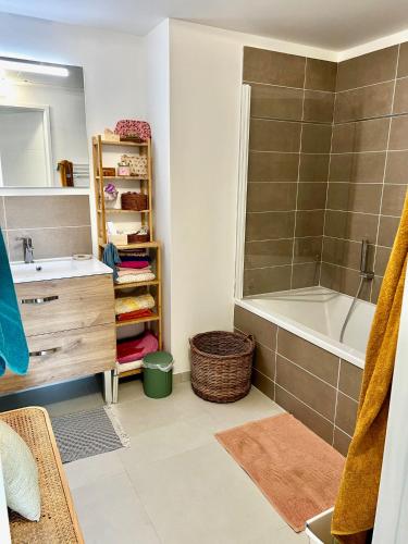 Borely Cool Apart 69 m2 - Terrace and Parking