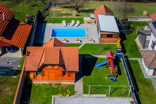 Timber Cottage With Pool - Happy Rentals