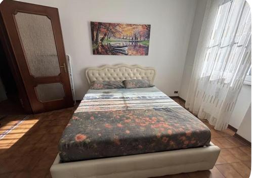 a bed sitting in a room with a bed sidx sidx sidx at Casa Rossa in San Leonardo