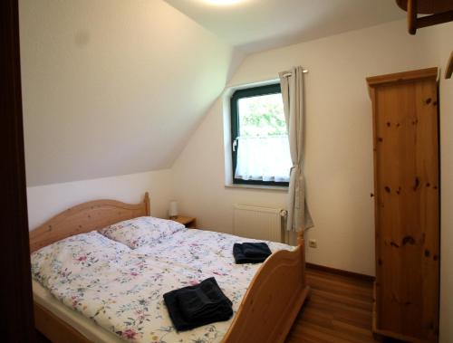 a bedroom with a bed and a window at Deichkoje 06 in Prerow