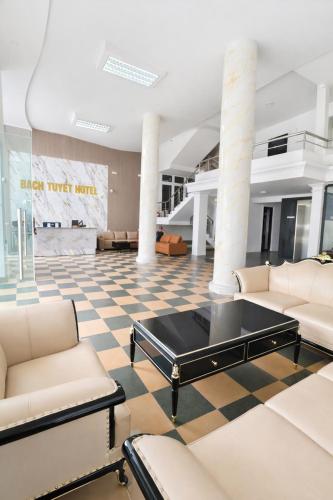 a lobby with couches and a checkered floor at Bạch Tuyết Hotel in Cửa Lô
