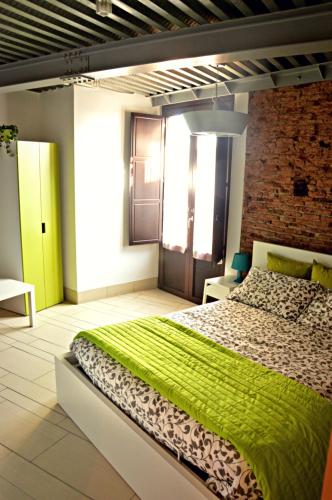 1 dormitorio con 1 cama grande con manta verde en Casa Del Vecchio Bastione, en Catania