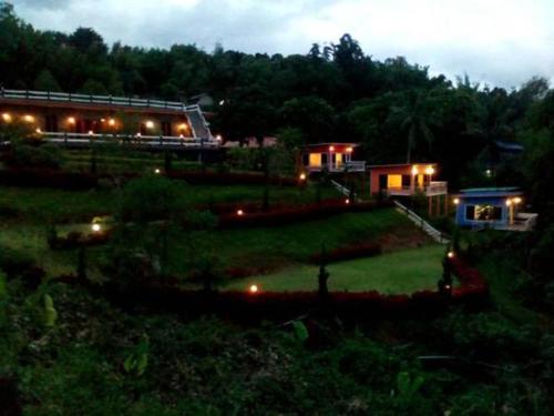 Taman di luar Baan Chuthamanee