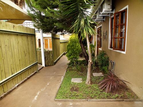Taman di luar Uzuri Guesthouse CC
