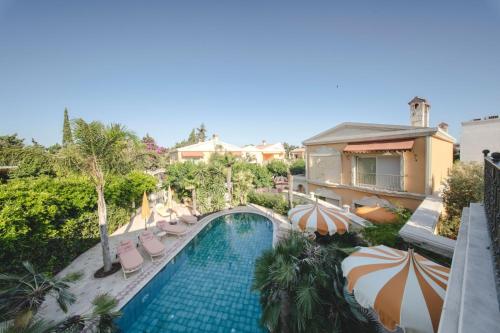 an overhead view of a swimming pool with chairs and umbrellas at Casa Fontana in Alaçatı